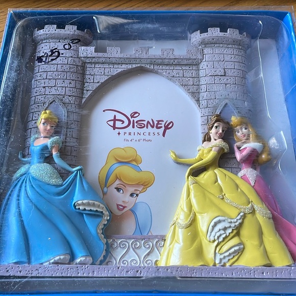Disney Princess 3D 4” x 6” Freestanding Picture Frame Cinderella, Belle, Aurora - Picture 1 of 1